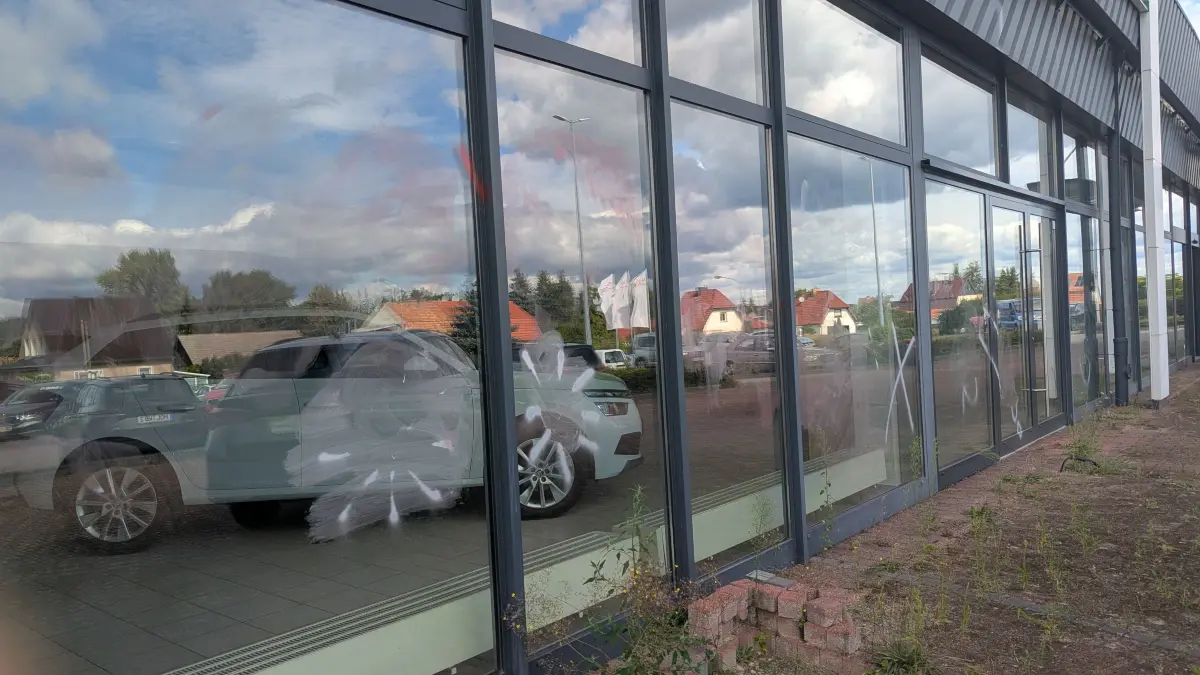Sachbeschädigung: Die gesamte Front des Autohauses in bad Freienwalde wurde mit Graffiti beschmiert.