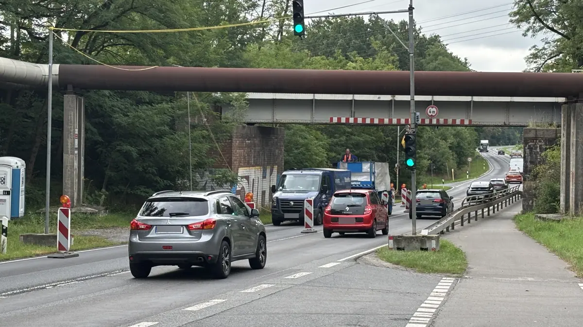 Die Eisenbahnbrücke auf der B112 zwischen Frankfurt (Oder) und Eisenhüttenstadt im Bereich „Fauler See“ muss instandgesetzt werden, Autofahrer müssen mit Behinderungen rechnen. Der Verkehr wird durch eine Ampelanlage geregelt.