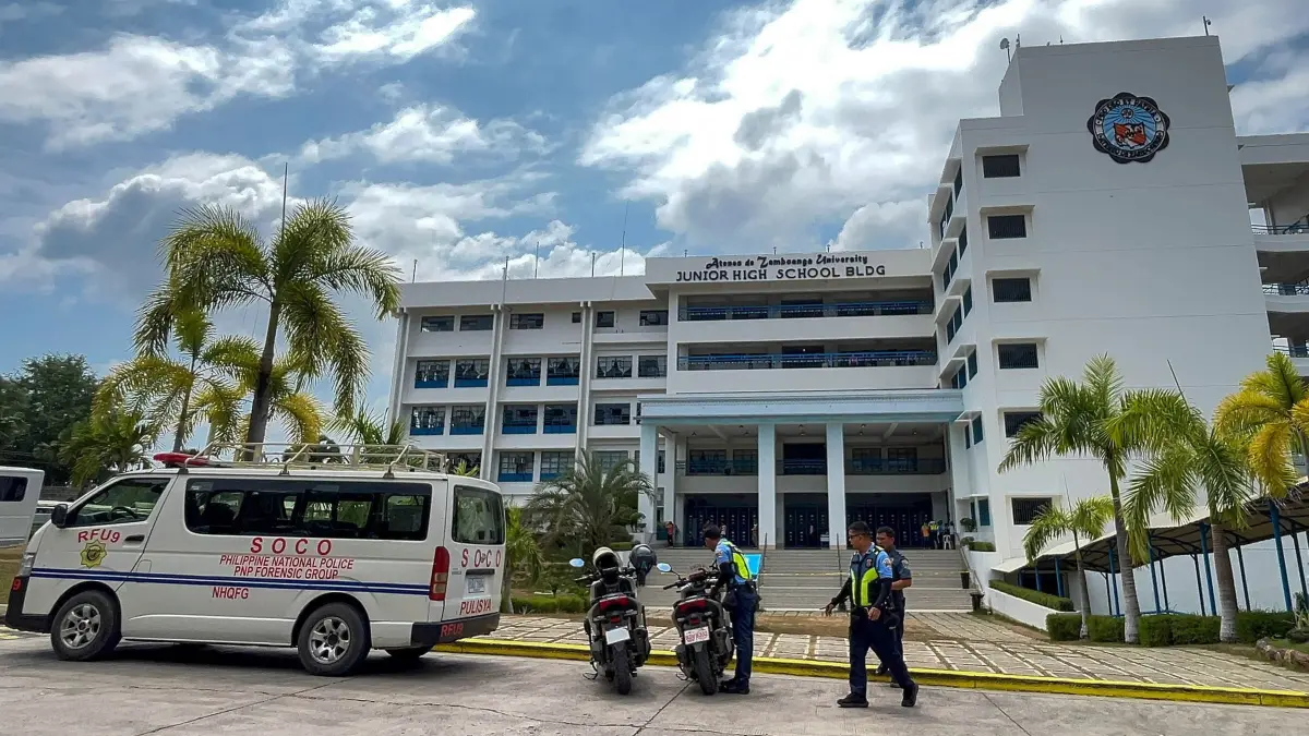 PHILIPPINES-SCHOOL-SHOOTING: Police gather at Ateneo de Zamboanga University following a shooting at the school in Zamboanga on August 18, 2026. A student livestreamed himself shooting another schoolmate dead before taking his own life at a high school in the Philippines on August 18, authorities said. (Photo by Gabriel Vince PALLALOS / AFP)