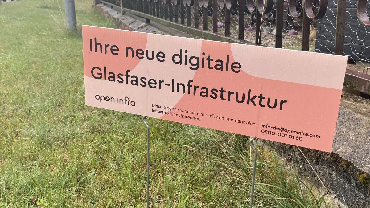 Versprechen einer besseren Zukunft: Diese Aufsteller des schwedischen Konzerns Openinfra stehen in Fürstenwalde und Umgebung oft am Straßenrand, hier in Langewahl.