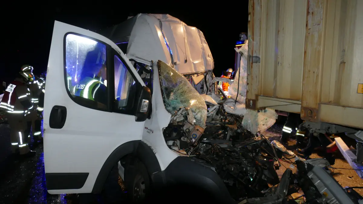 Einsatzkräfte an der Unfallstelle nach einem Zusammenstoß eines Transporters mit einem LKW bei Frankfurt (Oder). In Brandenburg hat die Zahl der Unfalltoten 2025 im Vergleich zum Vorjahr zugenommen. Doch ein wichtiger Aspekt wird laut Dekra zu wenig erfasst.