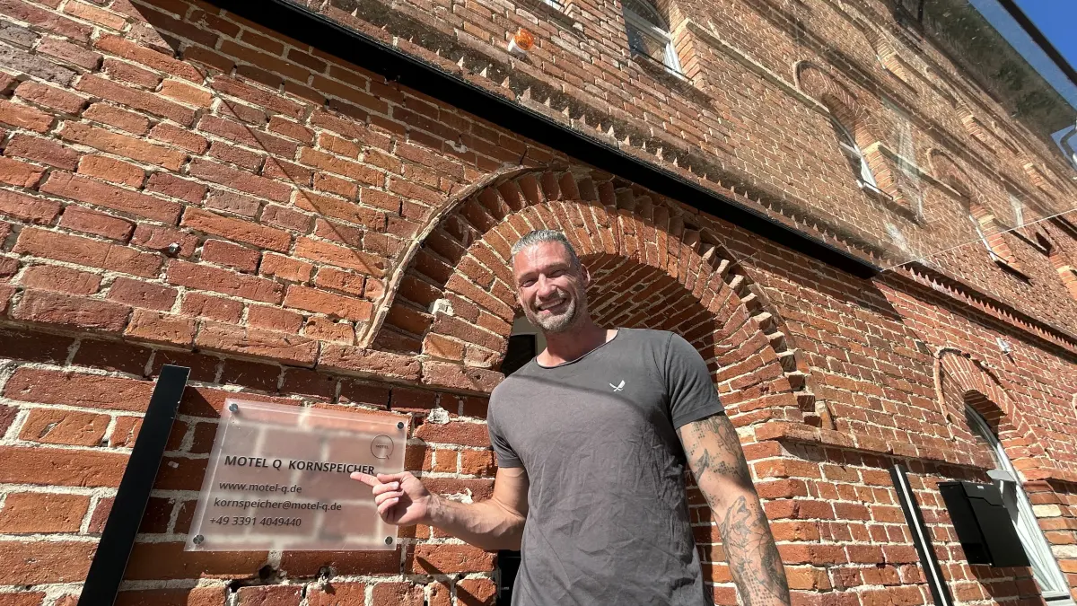 Hotelier Christian Kast (Foto) und sein Kompagnon, Bauunternehmer Ralf Denkinger aus Süddeutschland, haben aus dem alten Kornspeicher in Neuruppin ein Hotel gemacht. Das bietet das Motel Q.