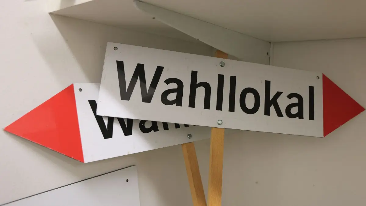 Vorbereitung für Briefwahl in Sachsen-Anhalt: 19.08.2026, Sachsen-Anhalt, Wernigerode: Hinweisschilder mit der Aufschrift "Wahllokal" stehen in der Stadtverwaltung bereit. Für die anstehende Landtagswahl in Sachsen-Anhalt richtet die Stadt Wahlräume und ein Briefwahlbüro ein. Foto: Matthias Bein/dpa +++ dpa-Bildfunk +++