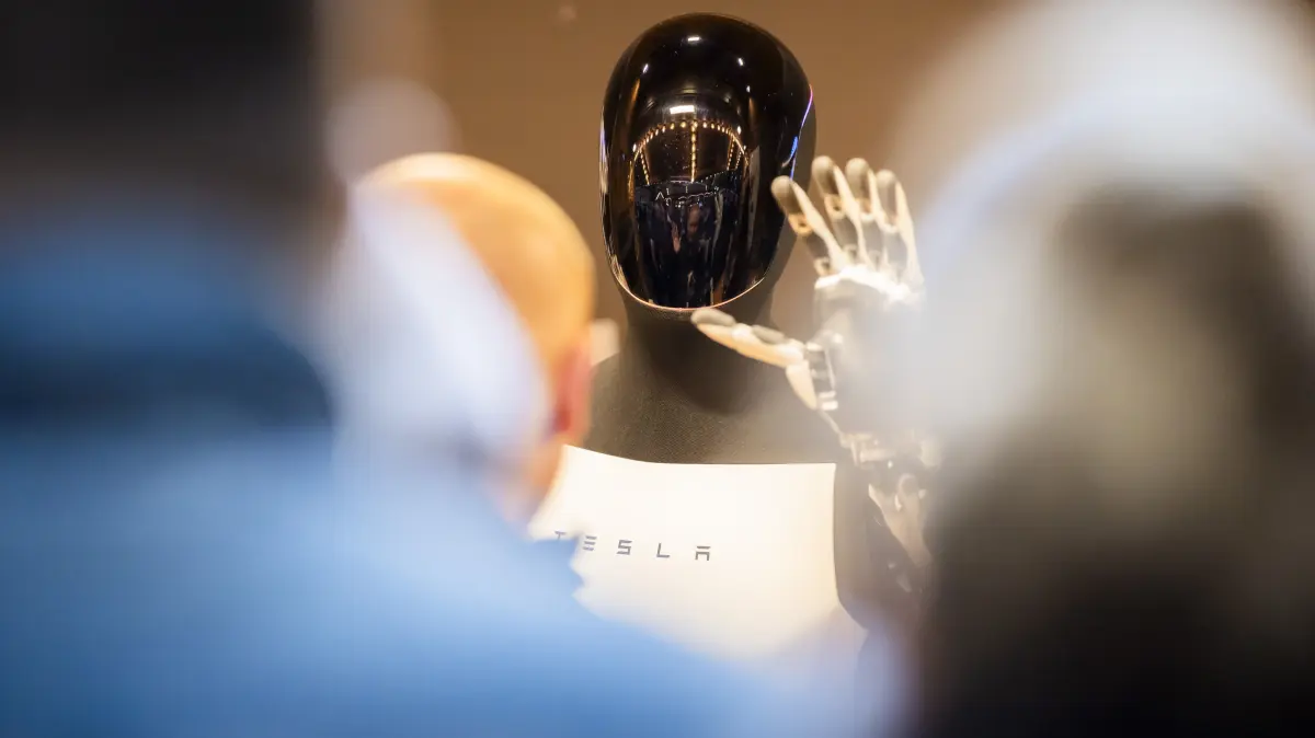 Der humanoide Roboter «Optimus» von Tesla winkt bei der Vorstellung in der Mall of Berlin. +++ dpa-Bildfunk +++