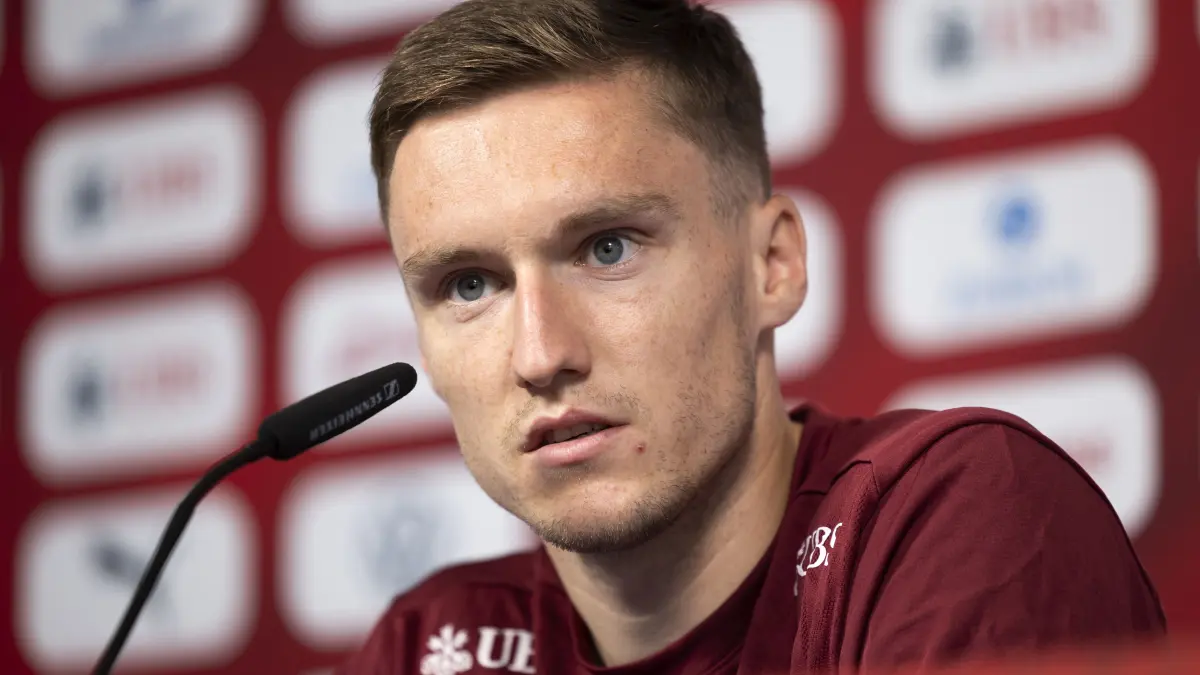 Der Schweizer Michel Aebischer, hier während der Pressekonferenz, wechselt aus Italien zu Union berlin
