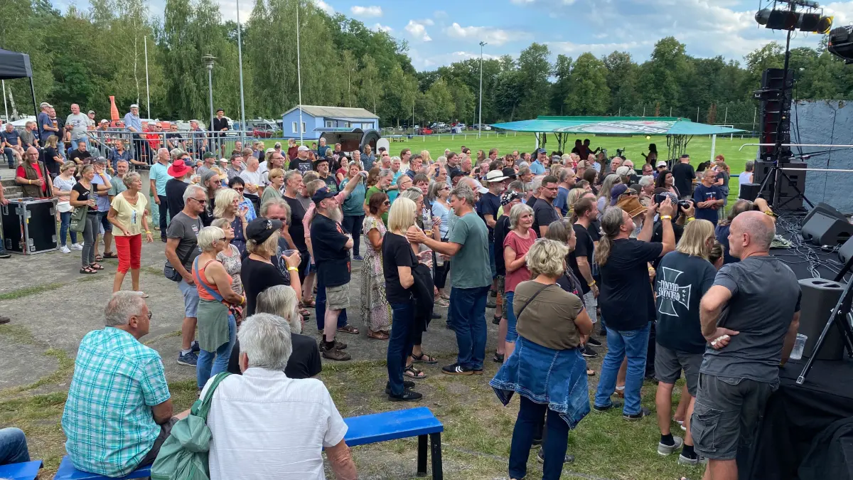 Andrang auf und neben der Bühne: Bei trockener Witterung können die Organisatoren mit einem guten Zuspruch für das Open Air in Groß Lindow rechnen.
