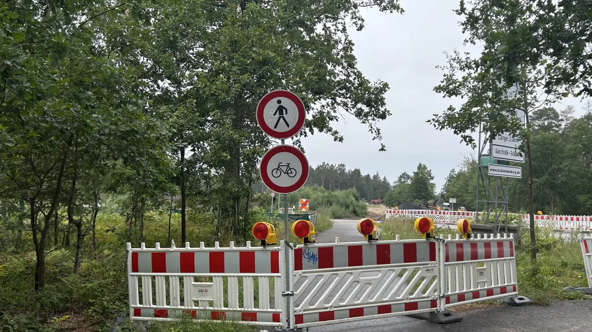 Eigentlich ist hier, am Beginn der Baustraße in Richtung des neuen Bahnhofs Fangschleuse, Schluss für Radfahrende. Kartendienste wie Google Maps sind aber noch nicht aktualisiert.