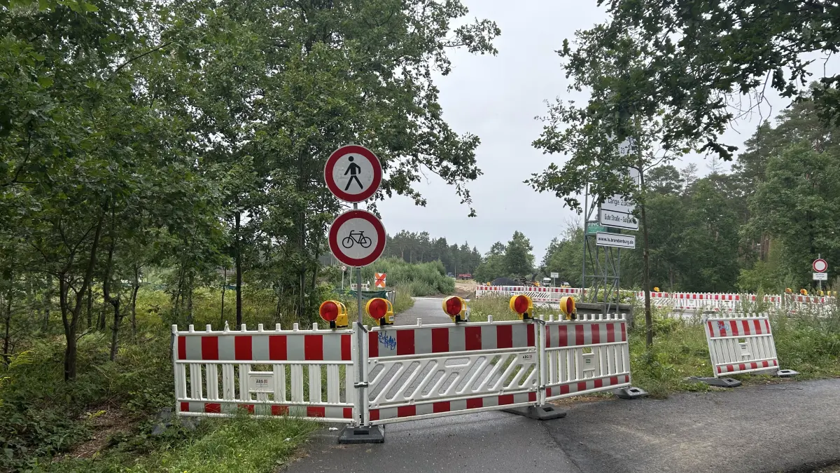 Eigentlich ist hier, am Beginn der Baustraße in Richtung des neuen Bahnhofs Fangschleuse, Schluss für Radfahrende. Kartendienste wie Google Maps sind aber noch nicht aktualisiert.