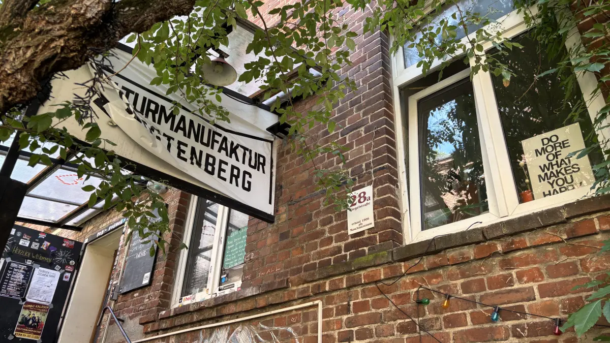 In der Ziegelstraße in Frankfurt (Oder) sitzt die Kulturmanufaktur Gerstenberg (Kuma). Was Gründungsmitglieder Thomas Strauch und Philip Murawski über den Ursprung erzählen.