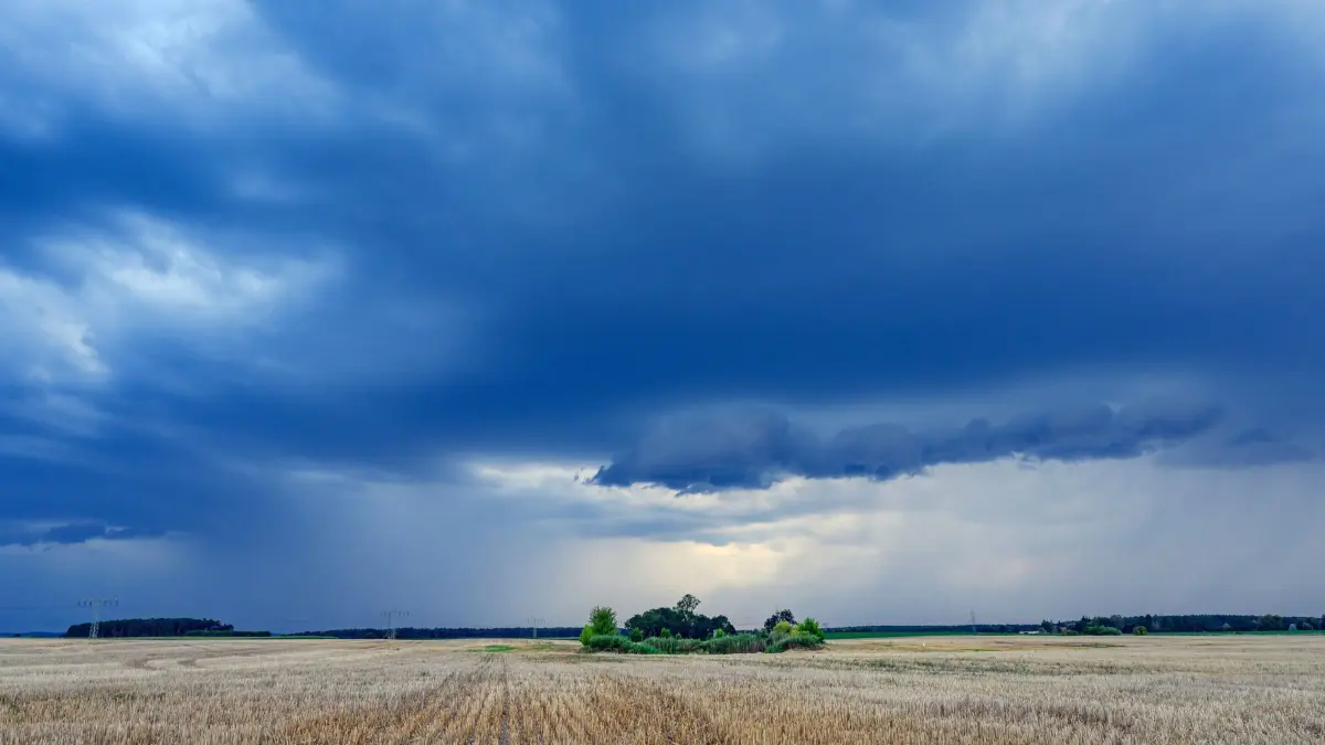 Gewitter ziehen über die Landschaft: ARCHIV - Kreislauf, Schwindel, Unwohlsein: Rasch fallende oder steigende Temperaturen und Änderungen im Luftdruck oder der Luftfeuchtigkeit können Auswirkungen auf unser Wohlbefinden haben. (zu dpa: «Was hilft mir bei Wetterfühligkeit?») Foto: Patrick Pleul/dpa/dpa-tmn - Honorarfrei nur für Bezieher des dpa-Themendienstes +++ dpa-Themendienst +++
