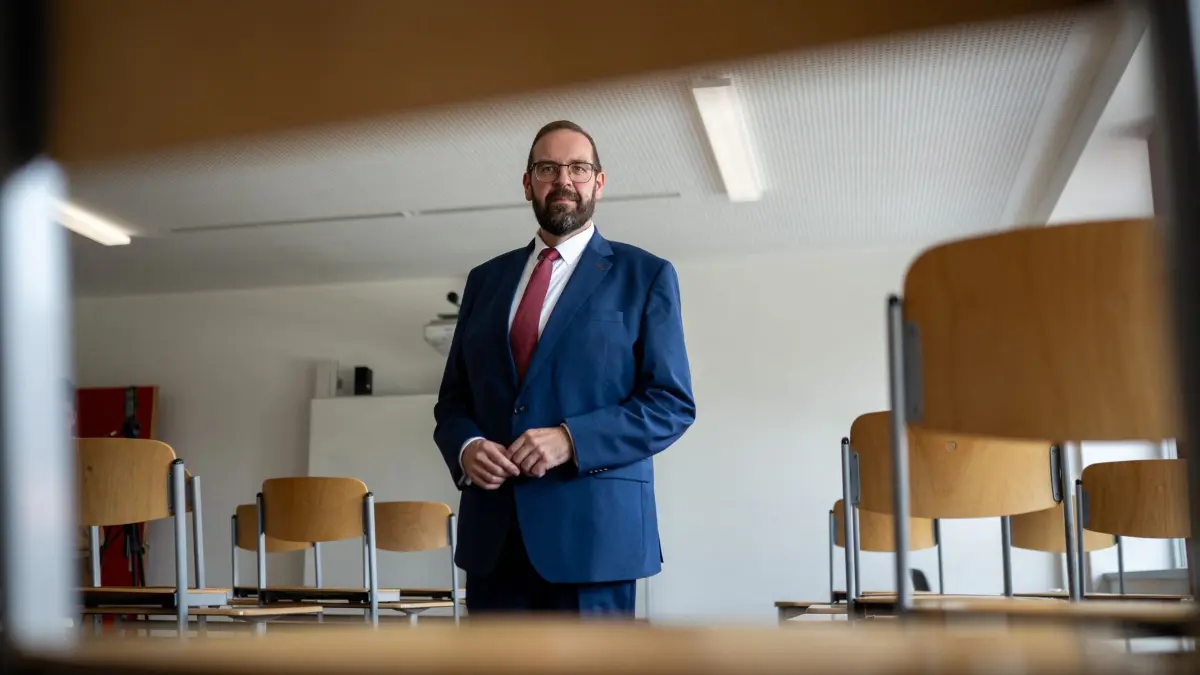 Beginn des Schuljahres 2026/27 in Brandenburg: 19.08.2026, Brandenburg, Cottbus: Gordon Hoffmann (CDU), Brandenburgs Minister für Bildung, Jugend und Sport, steht nach einer Pressekonferenz zum Beginn des Schuljahres 2026/27 am Ludwig-Leichhardt Gymnasium in einem Klassenzimmer. Foto: Sebastian Christoph Gollnow/dpa +++ dpa-Bildfunk +++