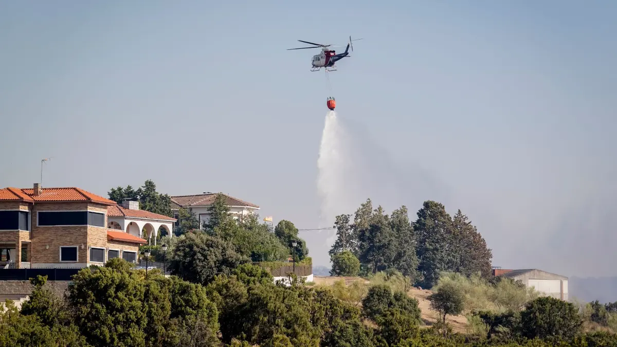 Spanien - Waldbrand: 19.08.2026, Spanien, Aldea Del Fresno: Ein Hubschrauber unterstützt die Löscharbeiten während eines Waldbrandes in Aldea del Fresno. Foto: A. Pérez Meca/EUROPA PRESS/dpa +++ dpa-Bildfunk +++
