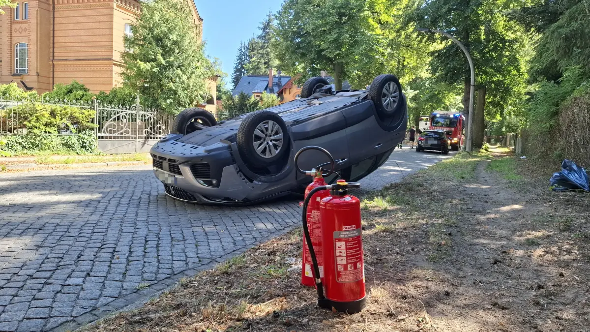 In Zeuthen bei Königs Wusterhausen hat sich ein Auto überschlagen. Warum?