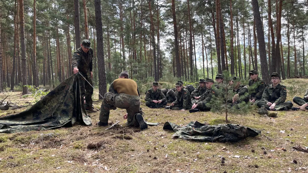 Wie man als Soldat mit dem Wenigen aus dem Rucksack eine taugliche Biwak-Behausung aufbaut und was es mit Moos und Wassergraben auf sich hat, lernen die Jugendlichen von erfahrenen Soldaten.