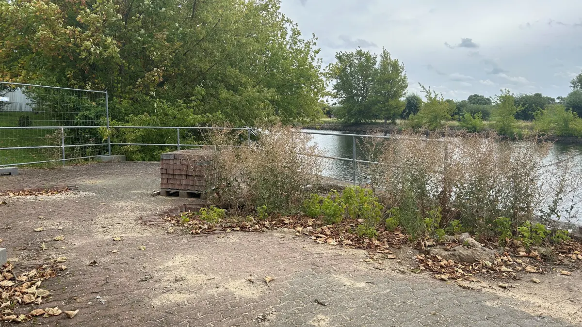 Das Bollwerk Stolpe in 2026: abgesperrt hinter einem Bauzaun verschlimmern sich die Schäden zusehends. Geht die Verwaltung von Angermünde jetzt langsam eine Sanierung an?