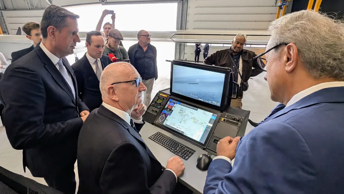Mittels des automatischen Flugvermessungssystems Aerofis sollen die Daten des Flugzeugs am Boden ausgewertet werden. Die Ministerpräsidenten Olaf Lies (Niedersachsen) und Dietmar Woidke lassen sich die Technik von Neset Tükenmez, Vorstandsvorsitzender der Aerodata AG, erklären