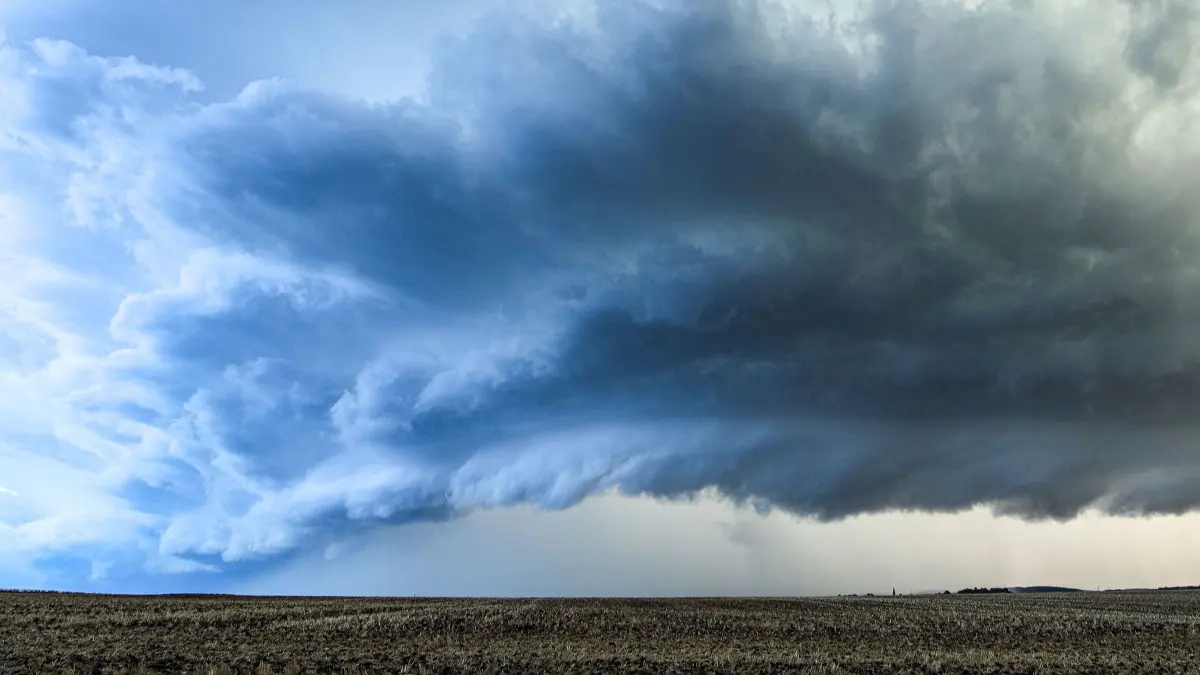 Superzelle über Mittelhessen: 19.08.2026, Hessen, Lich: Eine Gewitterwolke (Superzelle) zieht über Lich im mittelhessischen Landkreis Gießen. Foto: Alexander Wolf/onw-images/dpa +++ dpa-Bildfunk +++