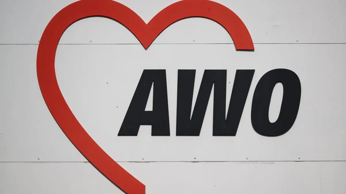 Wohlfahrtsverband AWO: ARCHIV - 13.03.2024, Sachsen, Hoyerswerda: Das Logo der AWO, ein Wohlfahrtsverband in allen Bereichen sozialer Dienste, ist auf einem Schild zu sehen. (zu dpa: «Awo: Umbau des Sozialstaats für Kampf gegen Armut nutzen») Foto: Robert Michael/dpa +++ dpa-Bildfunk +++