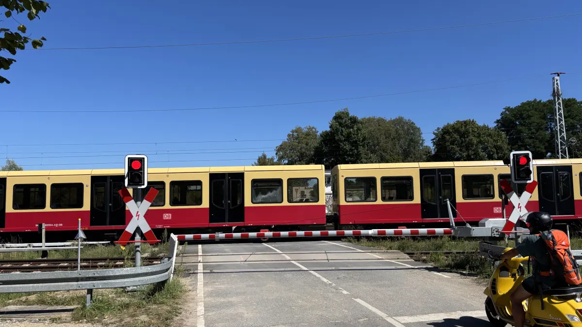 Mehrere Monate kein Durchkommen: Der Bahnübergang am Summter Weg, der Schönfließ mit Bergfelde verbindet, wird im Winter gesperrt.