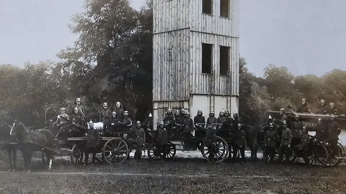Ein Stück Feuerwehrgeschichte: Dieses Foto aus dem Gründungsjahr der Güldendorfer Wehr 1906, das das Spritzenhaus und Feuerwehrleute mit Techik zeigt, hängt im Versammlungsraum des neuen Gerätehauses.
