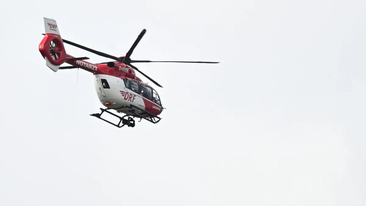 Rettungshubschrauber: ARCHIV - 17.03.2025, Baden-Württemberg, Kornwestheim: Ein Hubschrauber der Deutschen Luftrettung fliegt bei einem Rettungseinsatz. (zu dpa: «Senior missachtet Vorfahrt - Rollerfahrerin verletzt») Foto: Bernd Weißbrod/dpa +++ dpa-Bildfunk +++