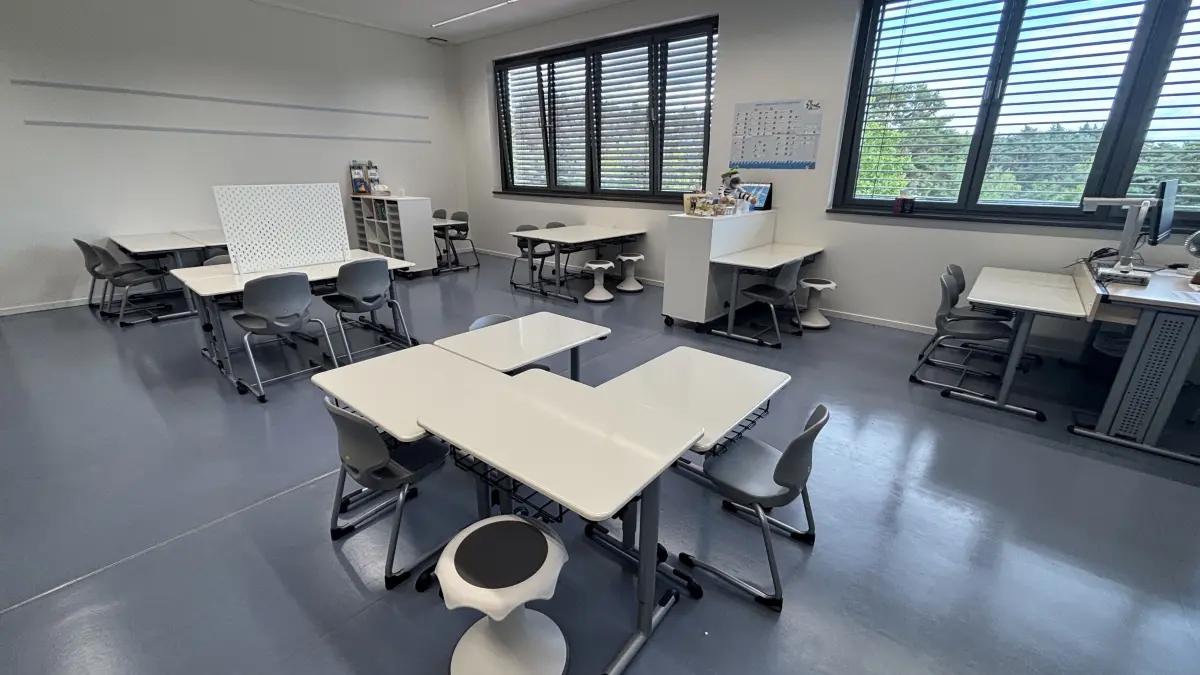 Für die Erstklässler: Im Obergeschoss der Spree-Oberschule am Spree-Campus in Fürstenwalde wurde Platz geschaffen für die neuen Schüler. Da deren Haus nebenan noch im Bau ist, lernen die Abc-Schützen nun in komplett neu eingerichteten Klassenzimmern und können dabei auch höhenverstellbare Tische und Wackel-Hocker nutzen. Und nicht nur das.