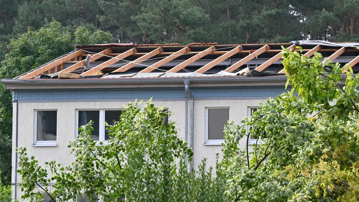 DWD bestätigt Tornado in Fürstenwalde in Brandenburg: 20.08.2026, Brandenburg, Fürstenwalde/Spree: Teilweise abgedeckt ist das Dach eines Kindergartens nach einem Tornado. Der Deutsche Wetterdienst bestätigt, dass es im brandenburgischen Fürstenwalde/Spree einen Tornado gegeben hat. Foto: Patrick Pleul/dpa +++ dpa-Bildfunk +++