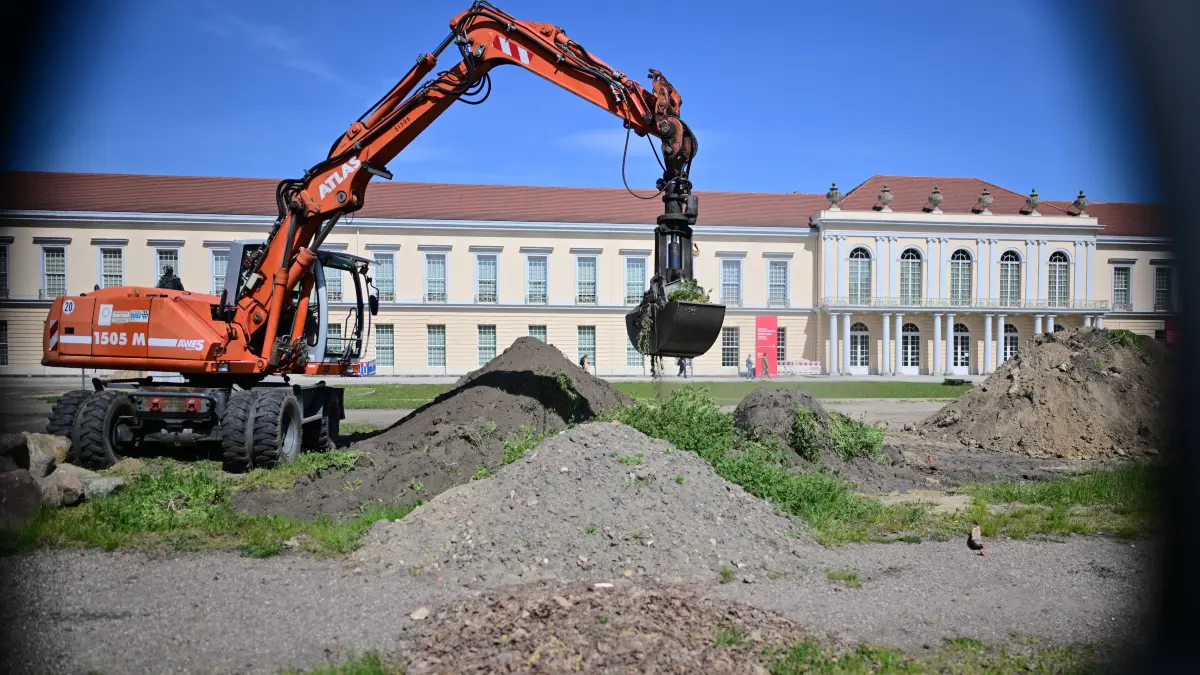 Bauarbeiten vor dem Schloss Charlottenburg gab es auch in den vergangen Jahren schon. Nun soll auf dem Parkplatz ein neues Besucherzentrum errrichtet wreden.