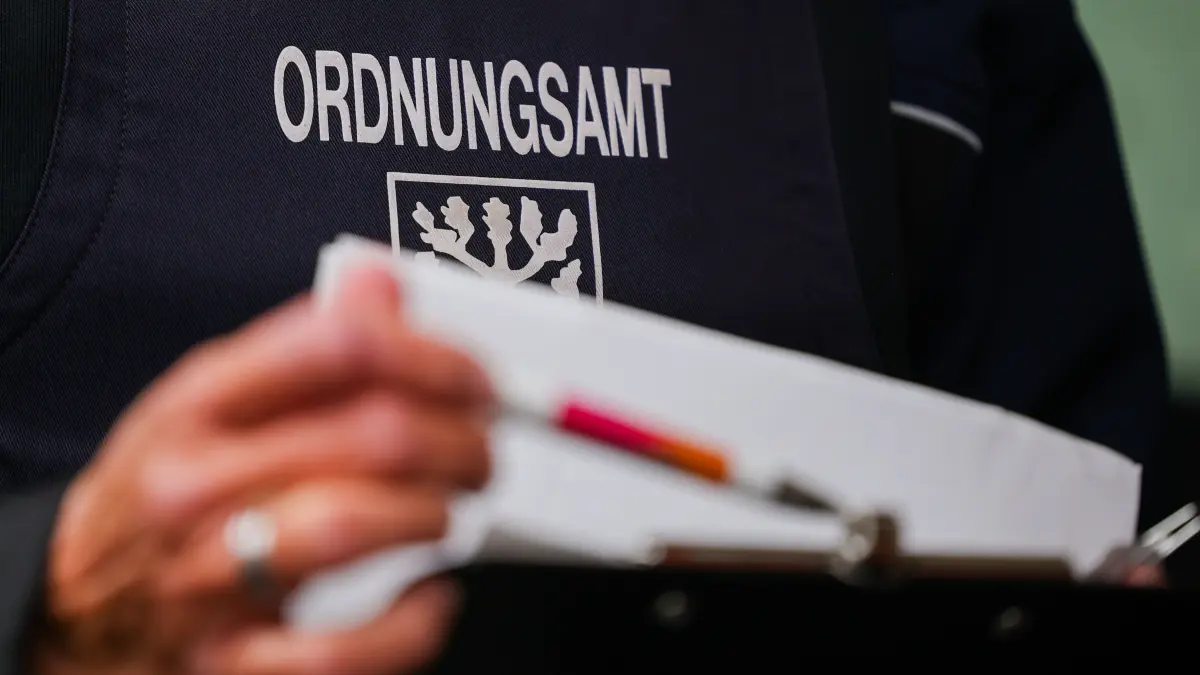 Eine Beamtin vom Ordnungsamt der Stadt Hagen blättert in ihren Unterlagen bei einer Kontrolle, die im Kampf gegen kriminelle Geschäftsmodelle mit Schrottimmobilien und Sozialbetrug stattfindet. Ziel der Kontrolle sei es, problematische Bau- und Wohnungsbestände, Sozialleistungsmissbrauch und ausbeuterische Verhältnisse aufzudecken. +++ dpa-Bildfunk +++