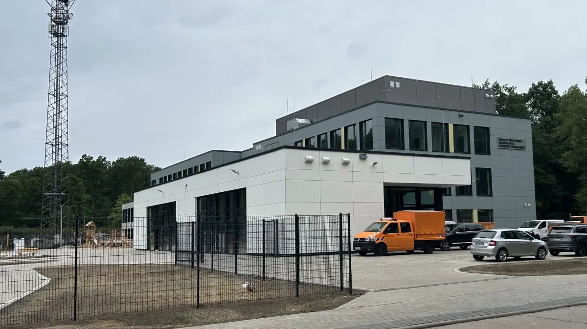 Die neue Grundschule in Hangelsberg, unweit des Bahnhofs, ist fertig. Wie die Schulbusse fahren und wie viele Kinder die neue Schule beim Start besuchen.