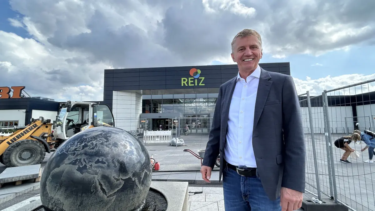 Frank Nieguth ist Centermanager des Reiz in Neuruppin. Das Einkaufszentrum wird seit 2024 umgebaut. Die Neugestaltung des Vorplatzes ist fast abgeschlossen. Drinnen geht es auch voran.