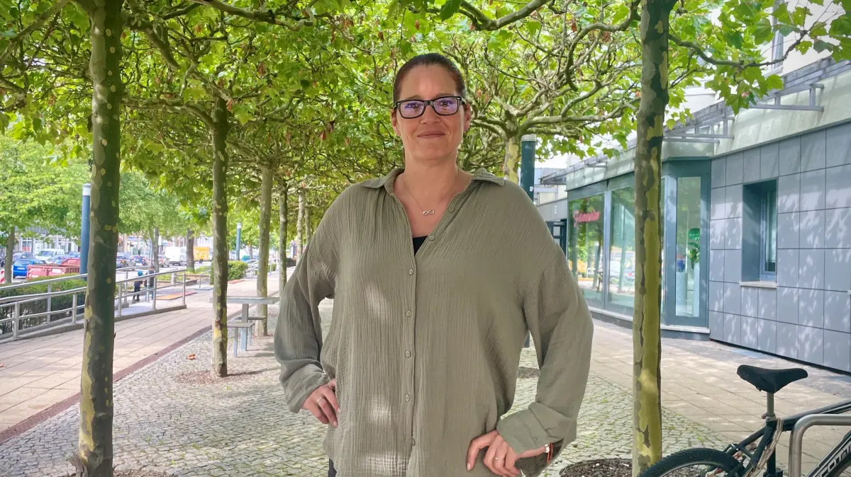 Susen Hoffmann will sich in Oranienburg, auf dem Boulevard an der Bernauer Straße, den Traum vom eigenen Café Krümelglück erfüllen. Kampfmittelfreigabe von 2019 lag vor, jetzt muss sie neu beantragt werden, vor der Nutzungsänderung kann sie aber ihren Kredit nicht abrufen, ein Teufelskreis, typisch für Bomben in Oranienburg