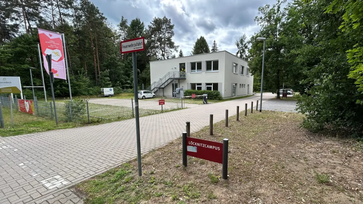 Der Schulstart im neuen Schuljahr 2026/2027 rückt auch in Grünheide näher. Der Löcknitzcampus ist dabei allerdings von der Sperrung der L23 betroffen. So fahren die Schulbusse.