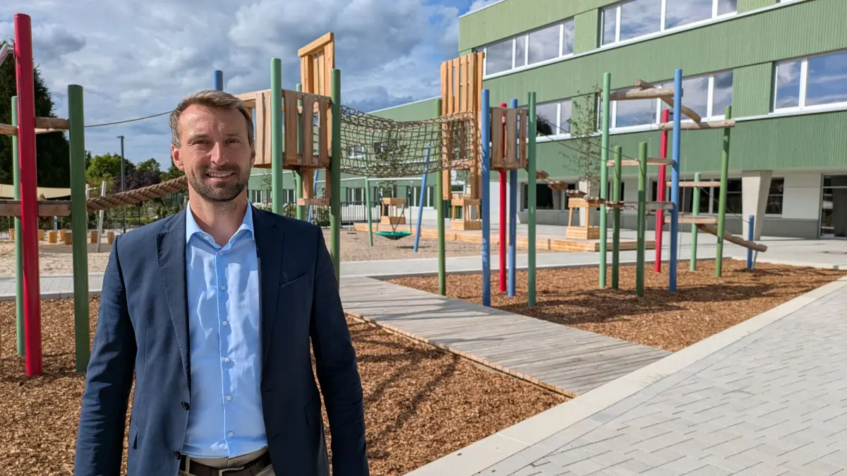 Maximilian Wonke, Bürgermeister von Panketal, vor der neuen Grundschule in der Elbestraße, 18.8.26