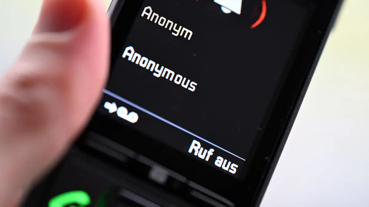 Trickbetrug: ARCHIV - 15.01.2025, Nordrhein-Westfalen, Düsseldorf: Immer wieder erzählen Trickbetrüger ihren Opfern am Telefon Lügenmärchen, um ihnen Geld und Wertgegenstände abzuluchsen. (zu dpa: «Telefonbetrug: Frau legt Bankkarte mit PIN vor Haustür») Foto: Wolf von Dewitz/dpa-Zentralbild/dpa +++ dpa-Bildfunk +++