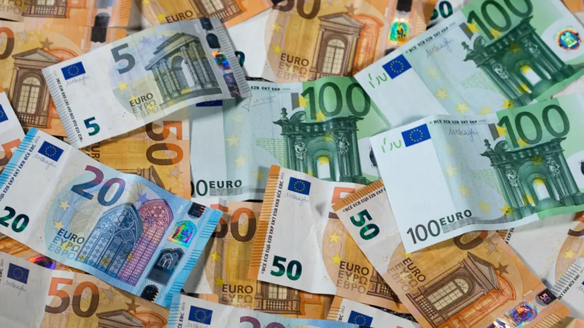Länderfinanzausgleich: ARCHIV - 17.01.2019, Mecklenburg-Vorpommern, Lützow: Zu sehen sind Euro-Geldscheine mit unterschiedlichen Werten. (zu dpa: «Kritik an Androhung von Finanzsanktionen für Sachsen-Anhalt») Foto: Jens Büttner/dpa-Zentralbild/dpa +++ dpa-Bildfunk +++