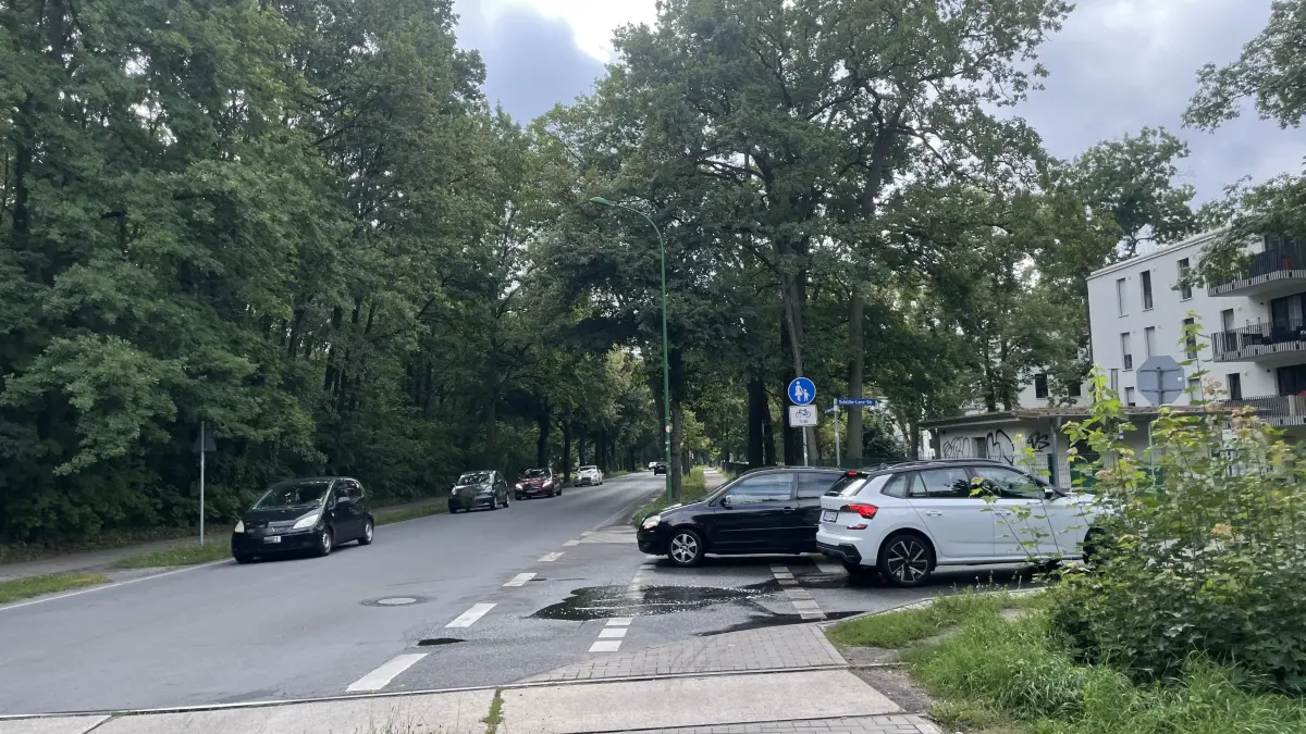 Keine freie Fahrt: Auf dem Radweg vom Bahnhof Königs Wusterhausen zum Bahnhof Zeesen stehen häufig Autos, die darauf warten, auf die Straße abbiegen zu können.