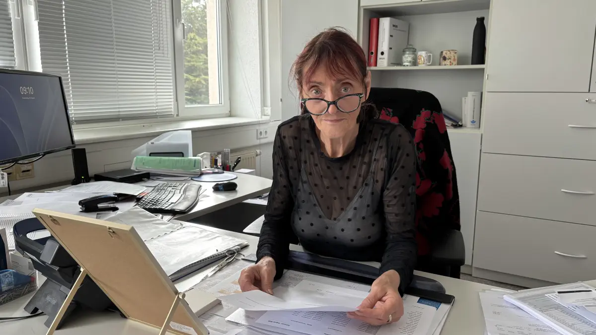 Kerstin Serbe sitzt auch mit 70 Jahren jeden Tag an ihrem Schreibtisch bei der FIS Frankfurter Dienstleistungsholding GmbH. Warum sie trotzdem mit Freude jeden Tag zu ihrem Arbeitsplatz in Frankfurt (Oder) fährt.