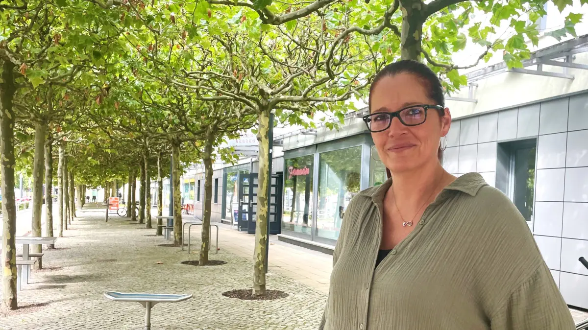 Susen Hoffmann will sich in Oranienburg, auf dem Boulevard an der Bernauer Straße, den Traum vom eigenen Café Krümelglück erfüllen. Kampfmittelfreigabe von 2019 lag vor, jetzt muss sie neu beantragt werden, vor der Nutzungsänderung kann sie aber ihren Kredit nicht abrufen, ein Teufelskreis, typisch für Bomben in Oranienburg