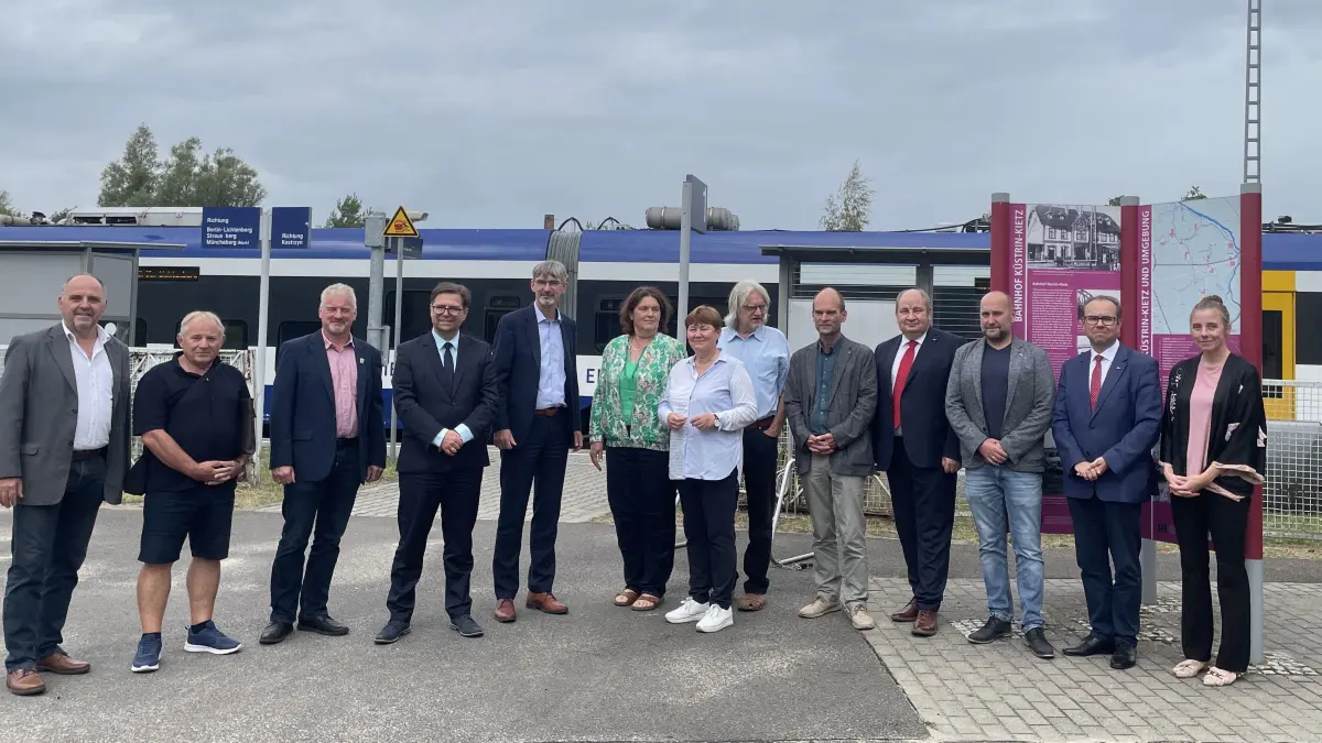 Starke Gemeinschaft: Am Bahnhof Küstrin-Kietz haben die Mitglieder der IG Ostbahn die Verstärkung durch den Kreis Gorzów, das STIC und den Tourismusverband Seenland Oder-Spree gefeiert.