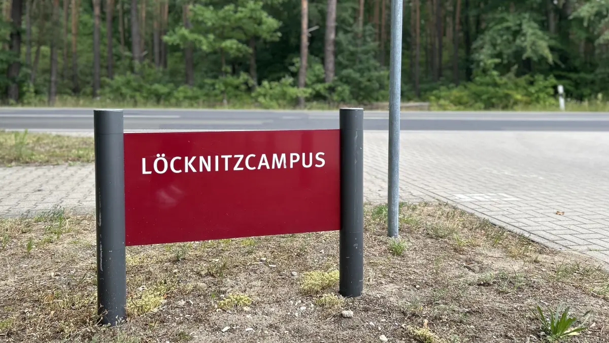 Der Schulstart im neuen Schuljahr 2026/2027 rückt auch in Grünheide näher. Der Löcknitz-Campus ist dabei allerdings von der Sperrung der L23 betroffen. So fahren die Schulbusse.
