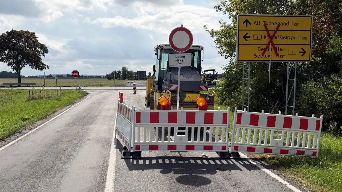 Durchfahrt verboten, aber Linienverkehr frei: Ab Montag (24. August) dürfen Busse einen Teil der weiterhin gesperrten B1 zwischen Seelow und Manschnow wieder befahren.