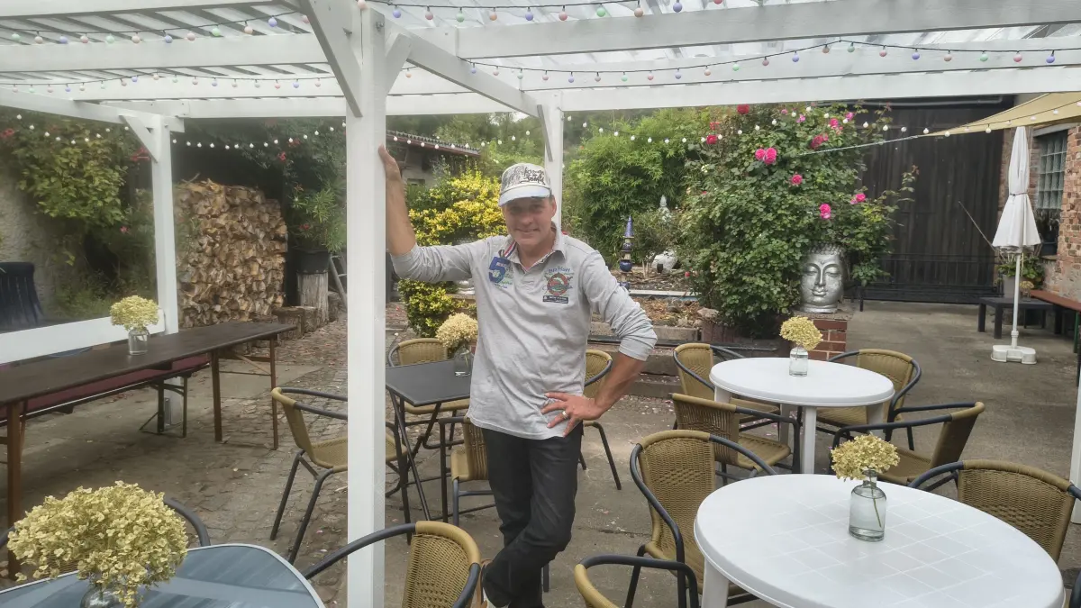 Marc Diavolo, Vorsitzender des Vereins Hacienda Hope and Future im Hinnenhof der Hermann-Seidel-Straße 3. Hier entsteht ein neuer Treffpunkt für Oderberg.