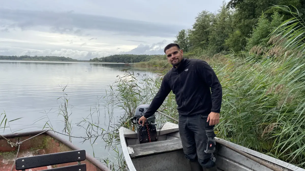 Das Naturgut und die Fischerei Köllnitz haben einen neuen Eigentümer. Fortan soll im neuen Naturresort Natur erlebbar gemacht werden. Wird Fischer Sander Fuhrmann auch künftig den Motor des Fischerkahns starten?