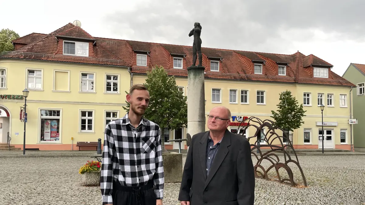 Am Seelower Marktbrunnen: Jeff Zeige und Dirk Drabinski vom BSW Märkisch-Oderland haben für Sonnabend, 22. August, um 11.55 Uhr zur Demo eingeladen. Der Marktbrunnen mit dem Träger des Lamms ist auch ein Friedenssymbol.