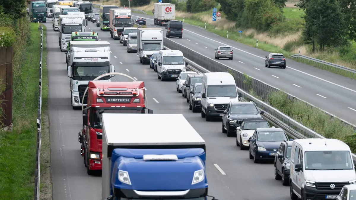 Weniger Staus in Sommerferien in Sachsen: ARCHIV - 08.08.2025, Sachsen, Ottendorf-Okrilla: Fahrzeuge bilden bei einem Stau auf der Autobahn 4 in Richtung Görlitz eine Rettungsgasse. (zu dpa: «ADAC: Weniger Stau in der Ferienzeit») Foto: Sebastian Kahnert/dpa +++ dpa-Bildfunk +++