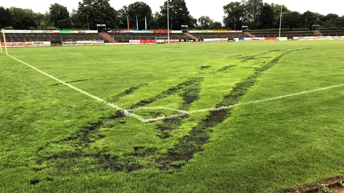 Frankfurt (Oder). Stadion der Freundschaft. Der Rasen ist beim Konzert von Roland Kaiser am 12.06.2026 durch Technikfahrzeuge stark beschädigt worden. Auch im August sind die Schäden noch immer nicht behoben. Das Bild entstand beim Fußballfest 55 Jahre FCV am 01.08.2026. Foto: Frank Groneberg