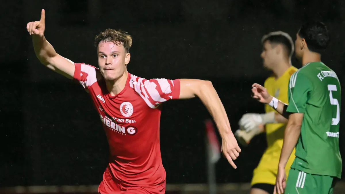 Fussball : Seelow, Landespokal Brandenburg, Victoria Seelow - Buckow/Waldsieversdorf, Lennard Flaig entzaubert die Grünen hier mit Juan Luciano Farias und TW Moritz Sachs
FOTO BENK 21.08.2026