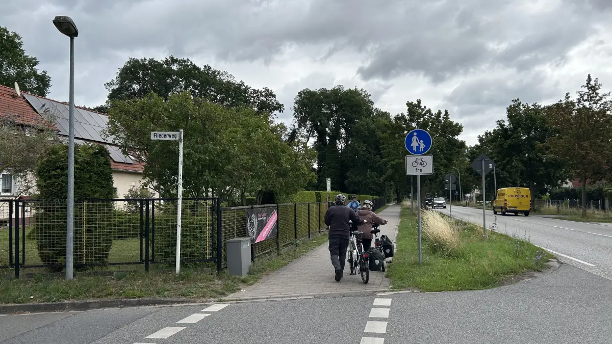 Der Gehweg mit "Rad frei" in beide Richtungen ist hinter dem Bahnhof stadtauswärts schwer zu finden.