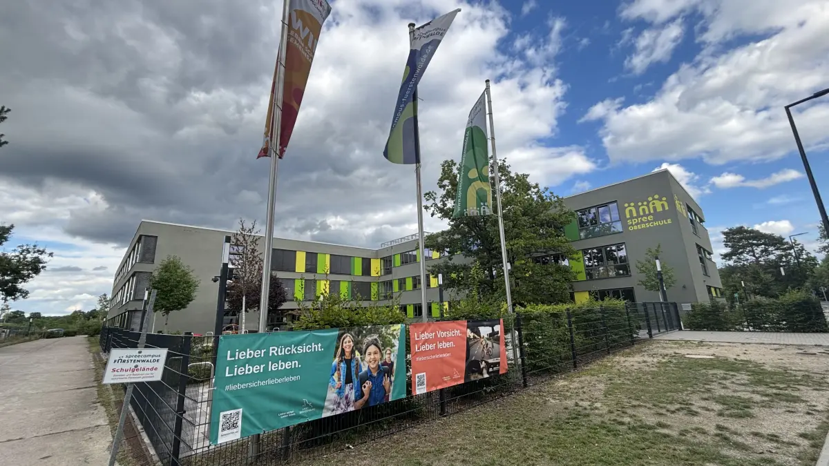 Bereit für den Schulbeginn: In der Spree-Oberschule auf dem Spree-Campus in Fürstenwalde werden ab Montag (24. August) auch die Erstklässler der nebenan erst entstehenden Grundschule unterrichtet. Für Autofahrer heißt es nun an der Beeskower Chaussee besonders aufmerksam zu sein.